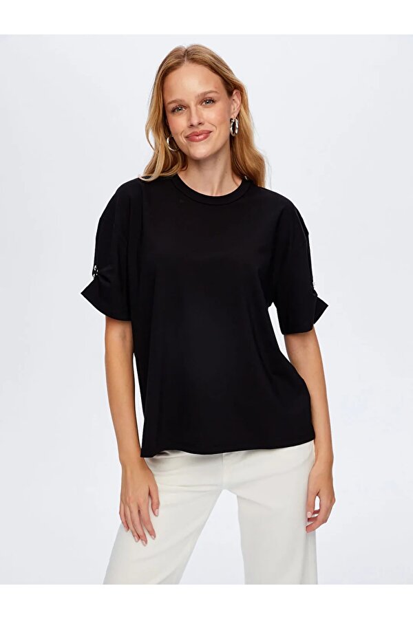 Kolları Taş Detaylı Yuvarlak Yaka Kadın T-shirt W26TSH088