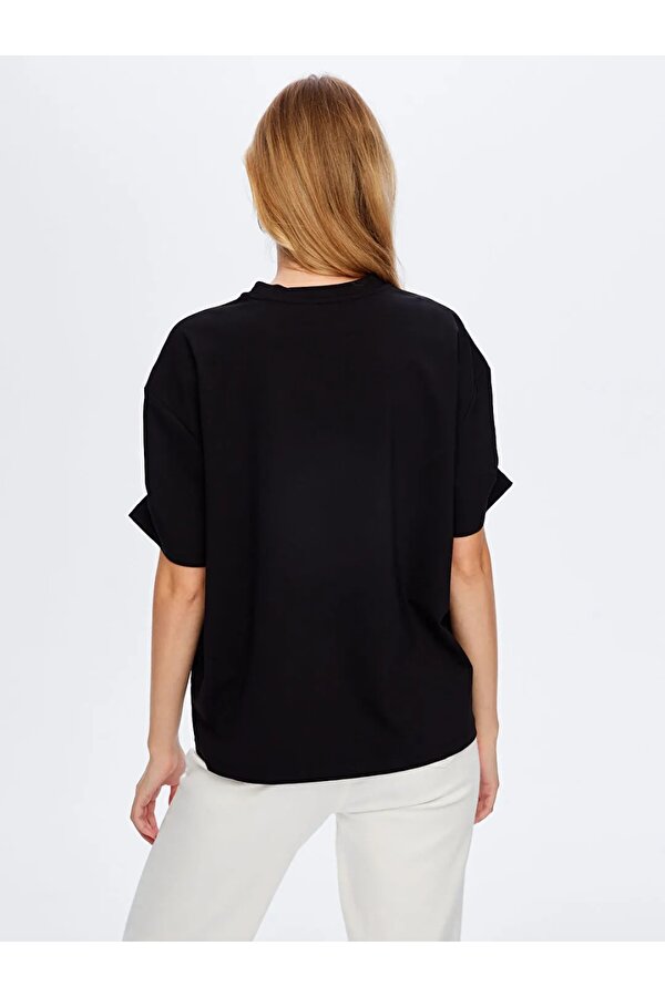 Kolları Taş Detaylı Yuvarlak Yaka Kadın T-shirt W26TSH088