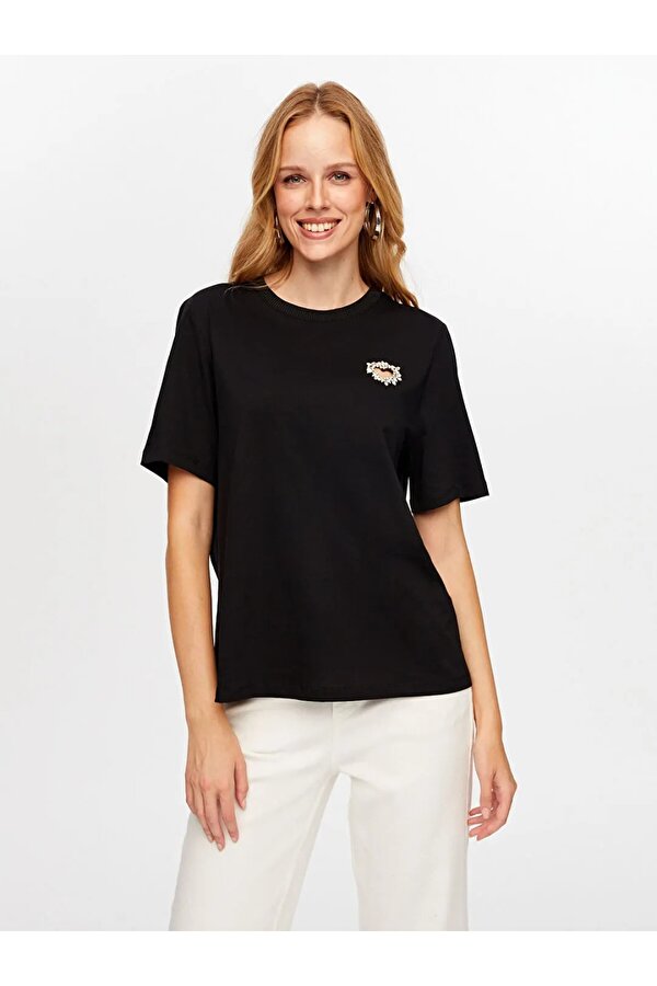 Taş Kalp Nakışlı Kadın T-shirt W26TSH094