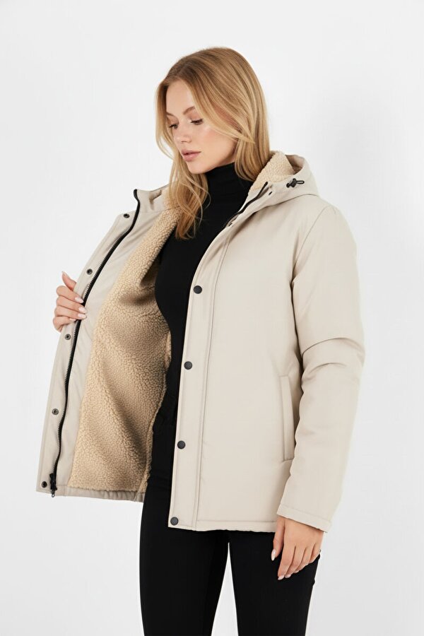 İçi Kürklü Su ve Rüzgar Geçirmez Cepli Kapüşonlu Kadın Mont