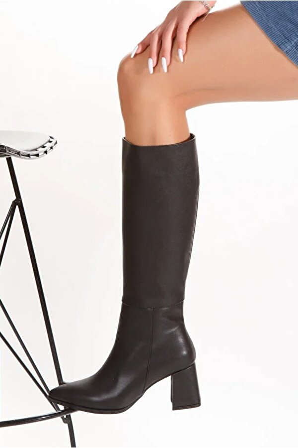 Sivri Burun Fermuarsız Kadın Çizme