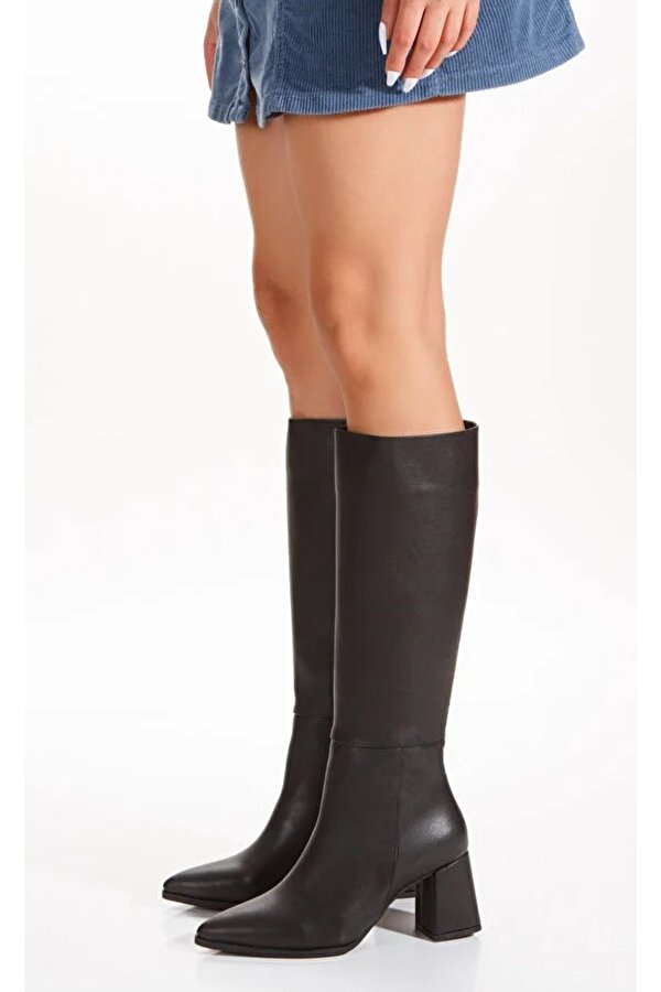 Sivri Burun Fermuarsız Kadın Çizme