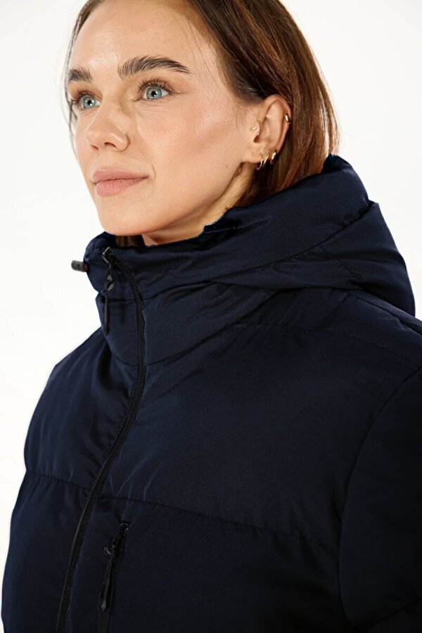 İçi Astarlı Su ve Rüzgar Geçirmez Cepli Kapüşonlu Kadın Mont