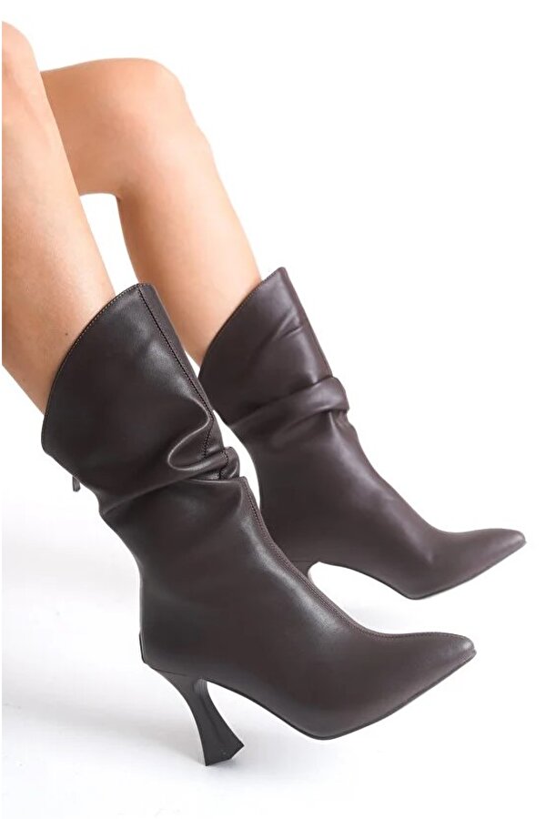 Arkadan Fermuarlı Büzgülü Kadın Çizme