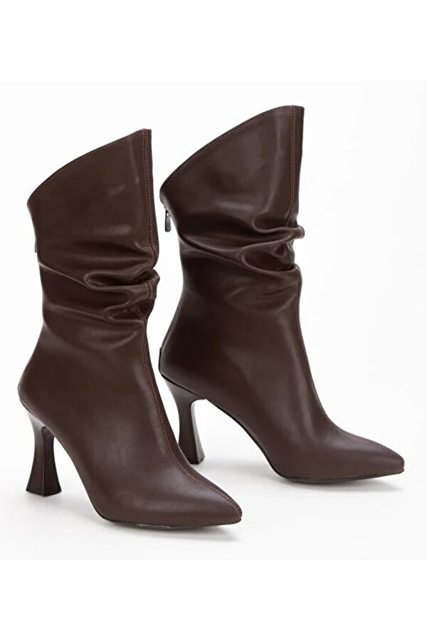 Arkadan Fermuarlı Büzgülü Kadın Çizme