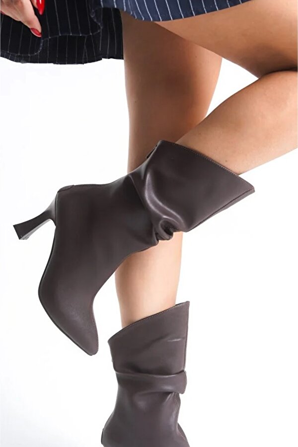 Arkadan Fermuarlı Büzgülü Kadın Çizme