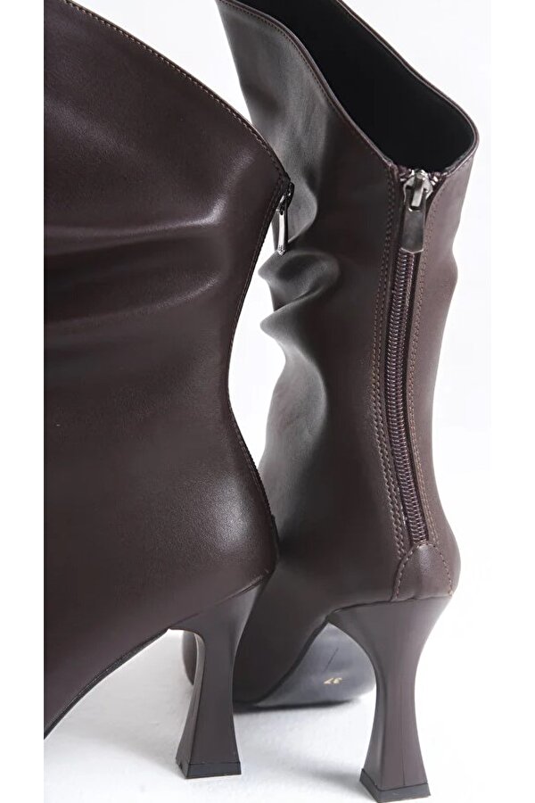 Arkadan Fermuarlı Büzgülü Kadın Çizme