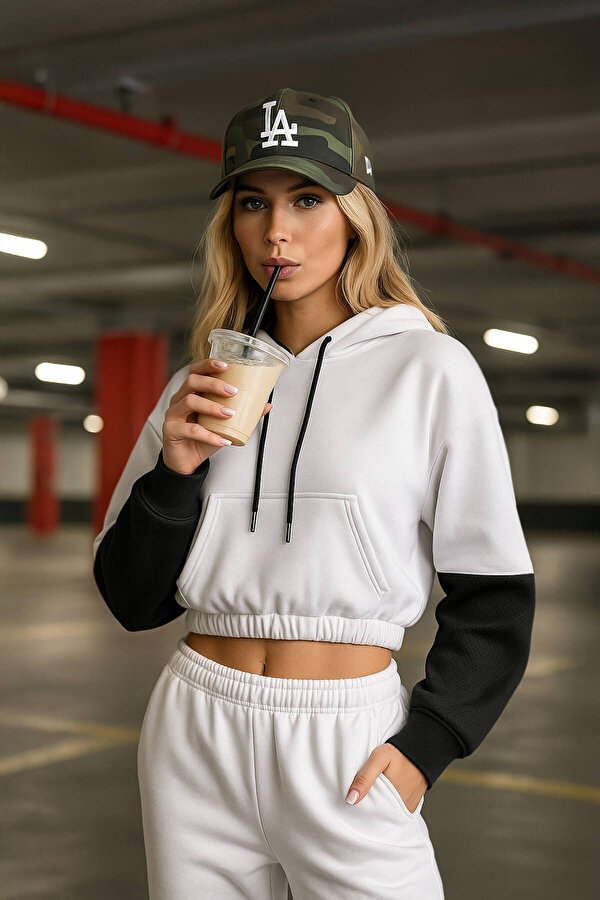 Kadın Kapüşonlu Cepli Siyah-Beyaz Crop Sweatshirt