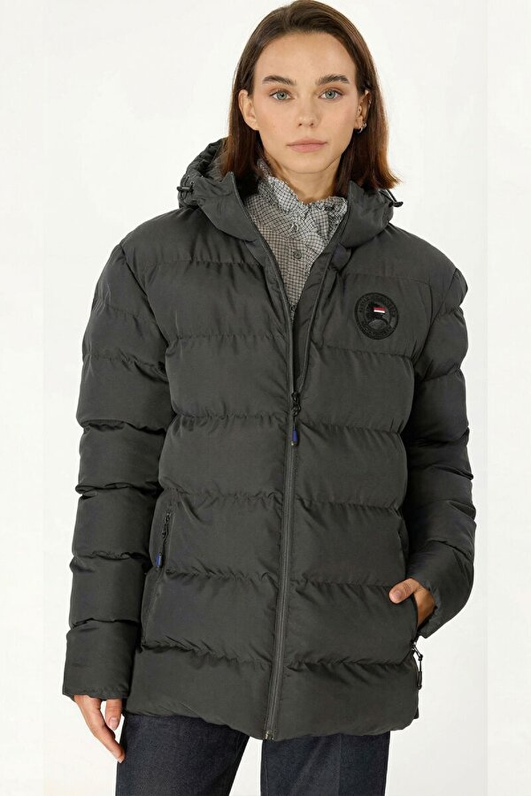 İçi Astarlı Su ve Rüzgar Geçirmez Cepli Kapüşonlu Kadın Mont