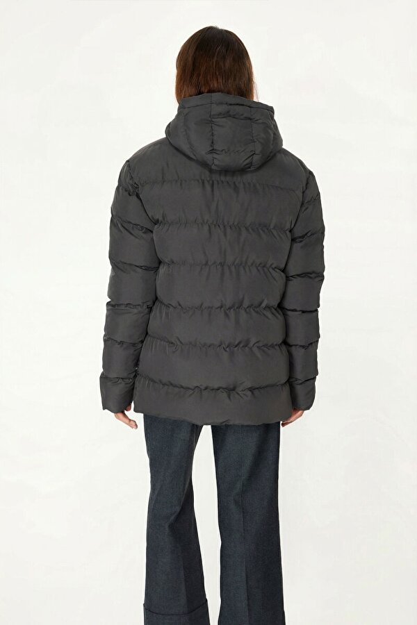 İçi Astarlı Su ve Rüzgar Geçirmez Cepli Kapüşonlu Kadın Mont