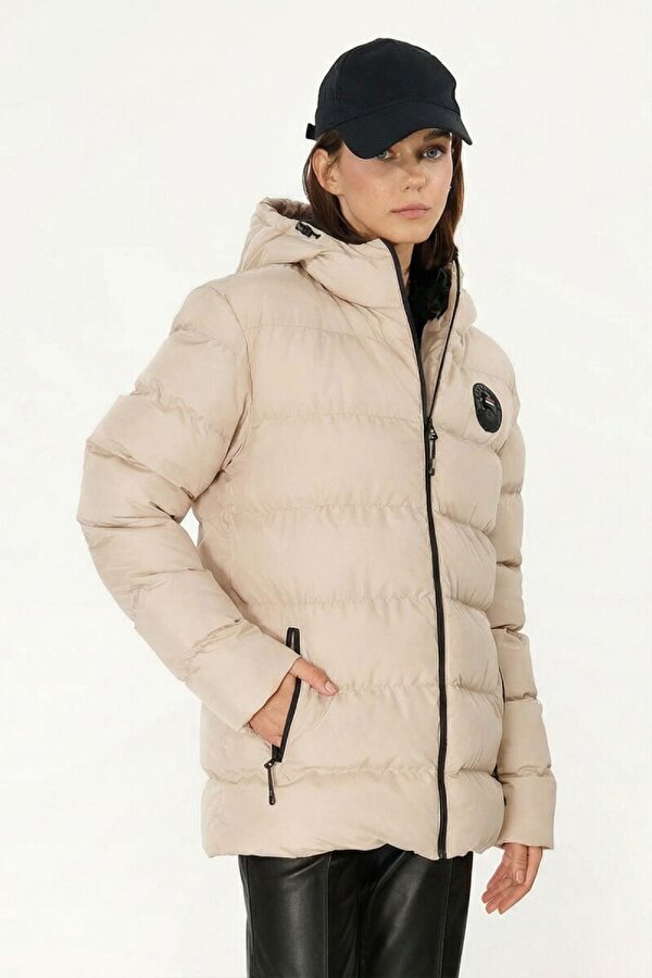 İçi Astarlı Su ve Rüzgar Geçirmez Cepli Kapüşonlu Kadın Mont