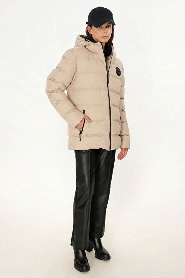 İçi Astarlı Su ve Rüzgar Geçirmez Cepli Kapüşonlu Kadın Mont