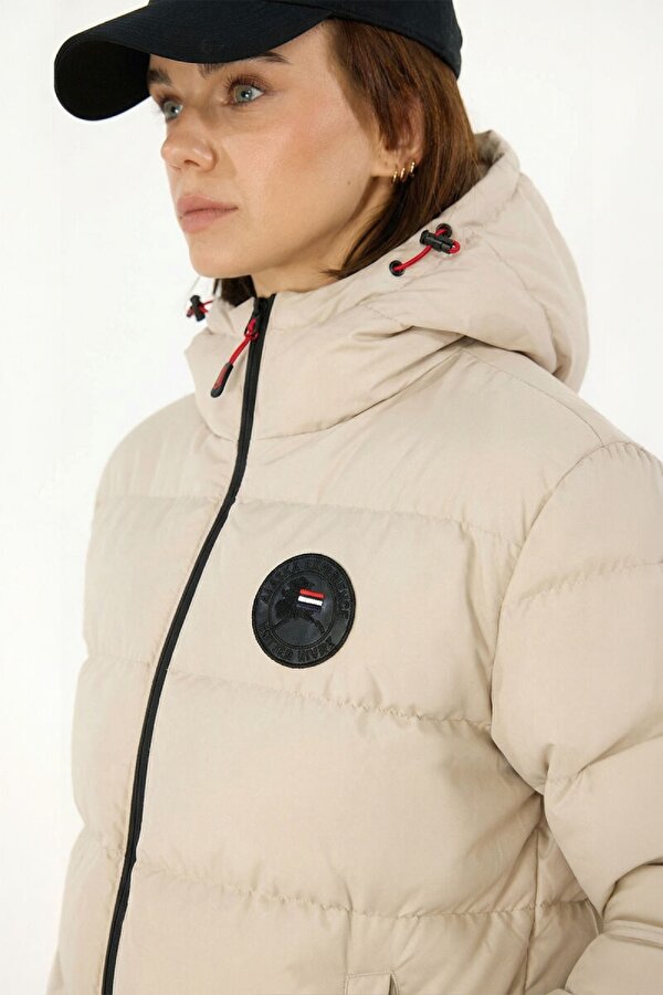 İçi Astarlı Su ve Rüzgar Geçirmez Cepli Kapüşonlu Kadın Mont