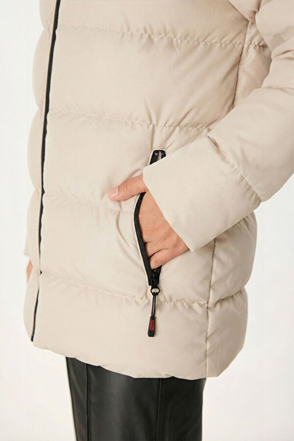 İçi Astarlı Su ve Rüzgar Geçirmez Cepli Kapüşonlu Kadın Mont