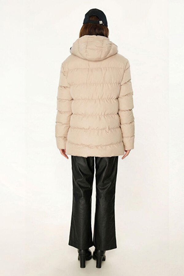 İçi Astarlı Su ve Rüzgar Geçirmez Cepli Kapüşonlu Kadın Mont