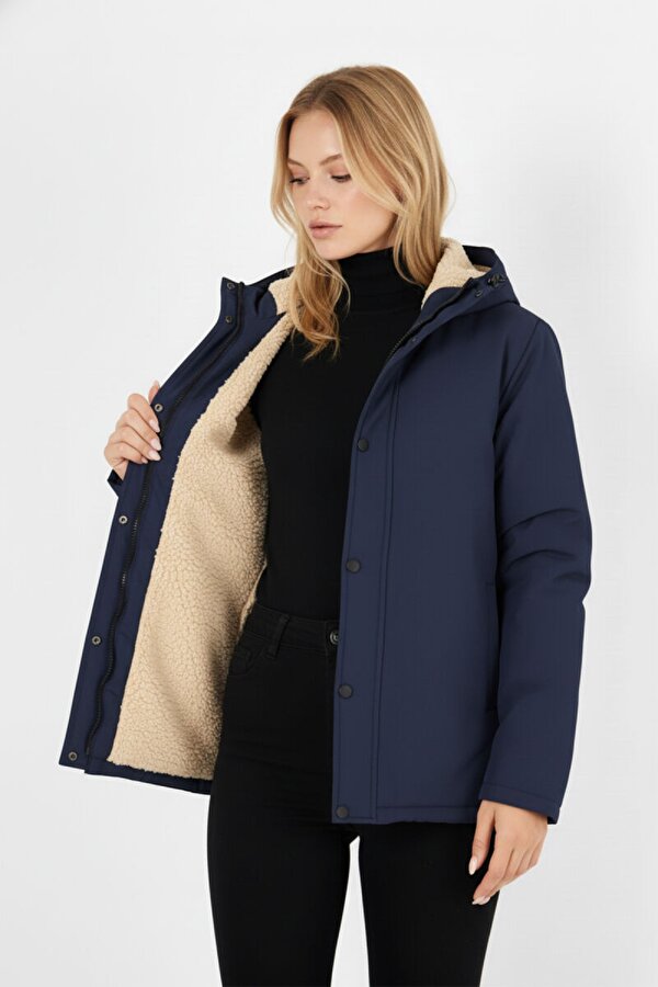 İçi Kürklü Su ve Rüzgar Geçirmez Cepli Kapüşonlu Kadın Mont