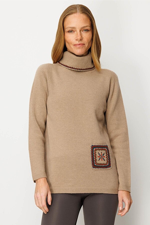 Kadın Degaje Yaka Cebi ve Yakası Tığlamalı Yün Kazak 25202 Bej