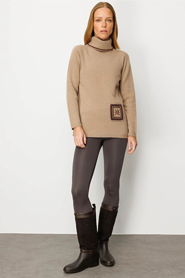 Kadın Degaje Yaka Cebi ve Yakası Tığlamalı Yün Kazak 25202 Bej