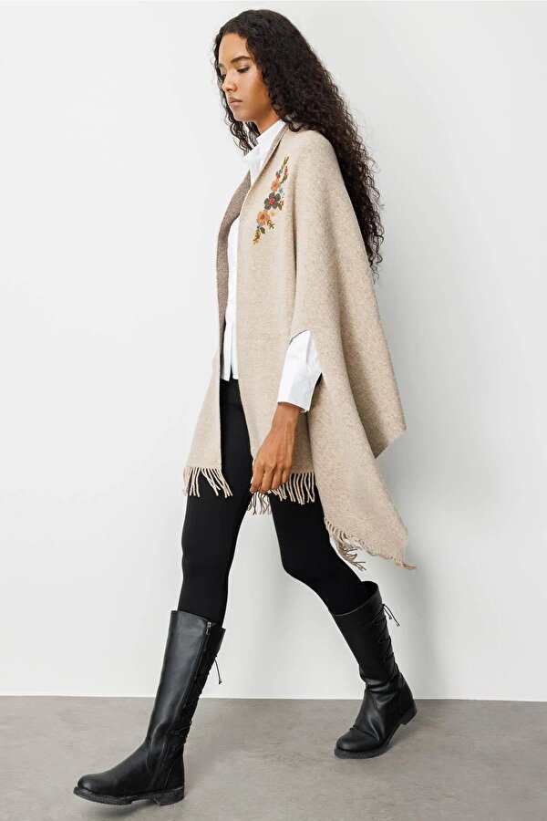 Kadın Yakası İşlemeli Koldan Geçmeli Büyük Yün Panço 25060 Bej