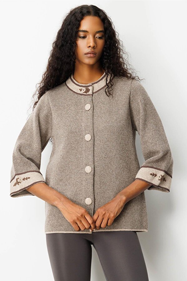Kadın Dik Yaka Kolu ve Yakası Nakışlı Yün Ceket 25033 K. Bej