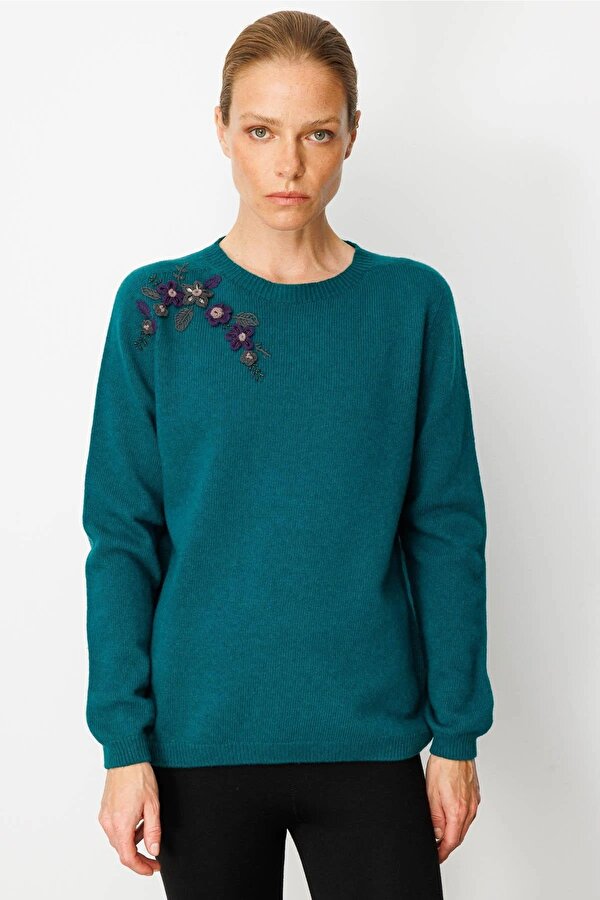 Kadın Sıfır Yaka Omzu İşlemeli Yün Kazak 25204 Ördek Yeşili