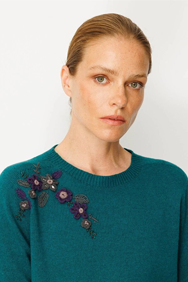 Kadın Sıfır Yaka Omzu İşlemeli Yün Kazak 25204 Ördek Yeşili