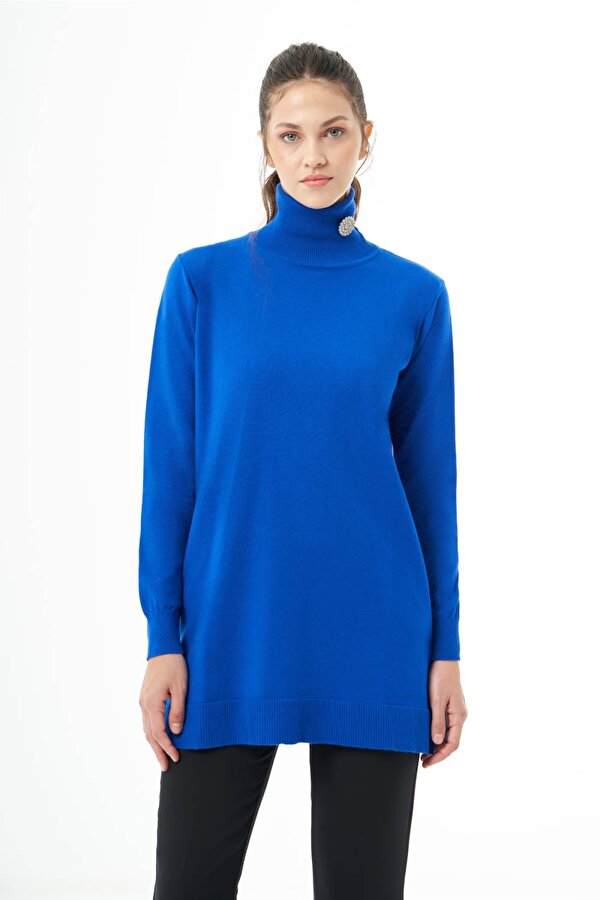 Balıkçı Yaka Broş Detaylı Saks Mavi Uzun Triko Kazak