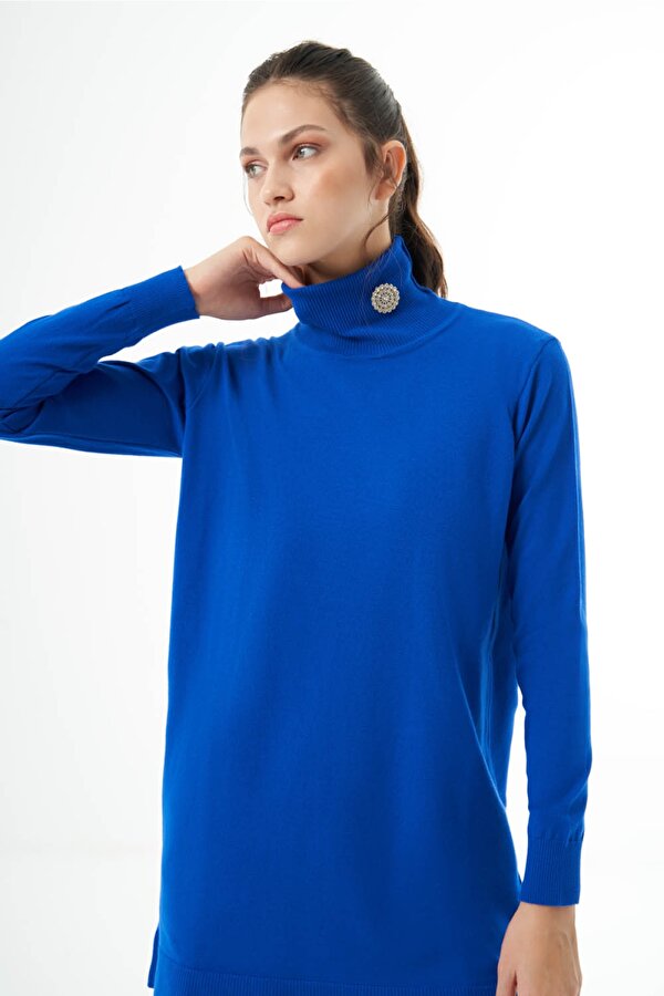 Balıkçı Yaka Broş Detaylı Saks Mavi Uzun Triko Kazak