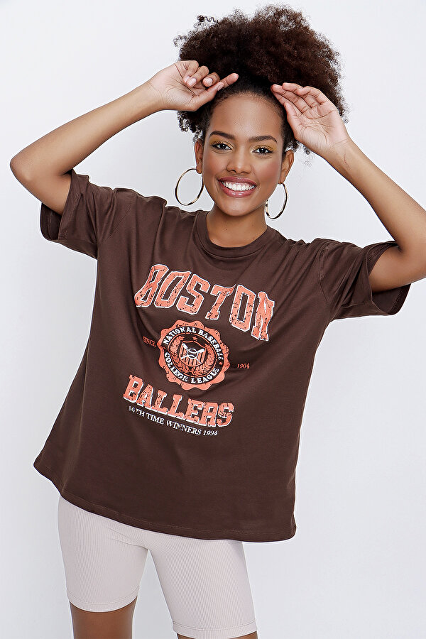 Tena Moda Kadın Kahve Bisklet Yaka Boston Baskılı Oversize Kalıp Tişört