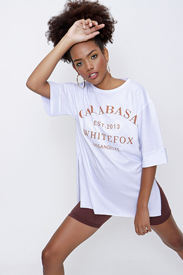Tena Moda Kadın Beyaz Duble Kol Calabasas Yazılı Yanı Yırtmaçlı Oversize Tişört