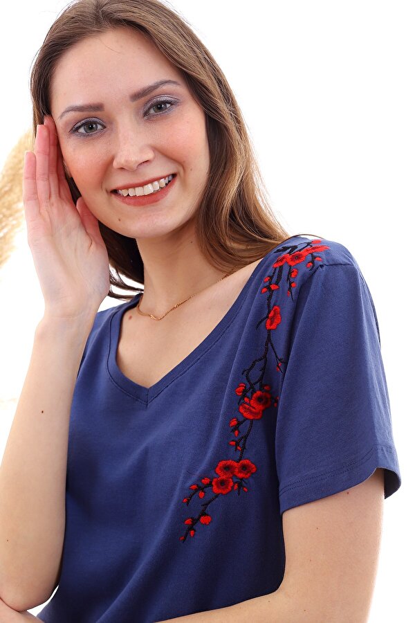 Miss Lusi 20050526 Süprem Omuzu Çiçek Nakışlı Kısa Kol Bluz INDIGO Miss Lusi 20050526 Süprem Omuzu Çiçek Nakışlı Kısa Kol Bluz INDIGO