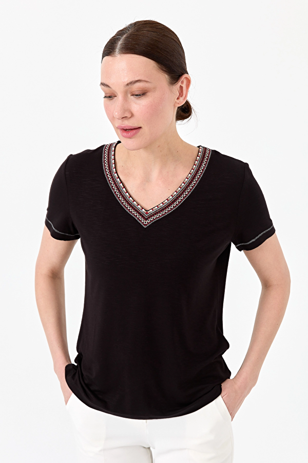 Desen Triko Desen V Yaka Standart Kalıp Yaka Detaylı Siyah Kadın T-Shirt 23123452