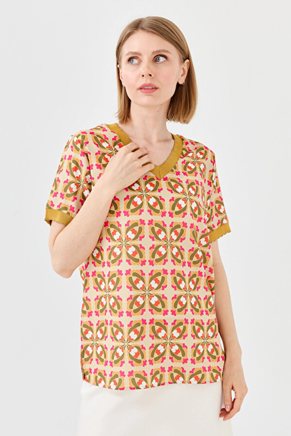 Desen Triko Kadın Kadın V Yaka Renkli Desenli Penye T-Shirt 23476 Hardal