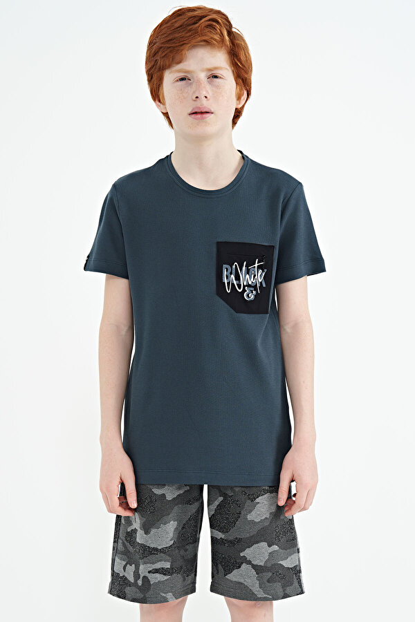 TOMMYLIFE Orman Yeşili Ön Cepli Nakış Detaylı O Yaka Standart Kalıp Erkek Çocuk T-Shirt - 11116