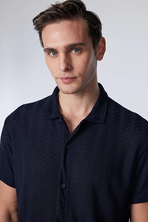 Tudors Erkek Slim Fit Dar Kesim Kısa Kollu Nefes Alan  Örme Doku Armür Desenli Lacivert Gömlek