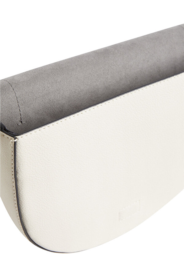 Calvin Klein 'MINIMAL MONOGRAM SADDLE2 Bej Kadın Omuz Çantası