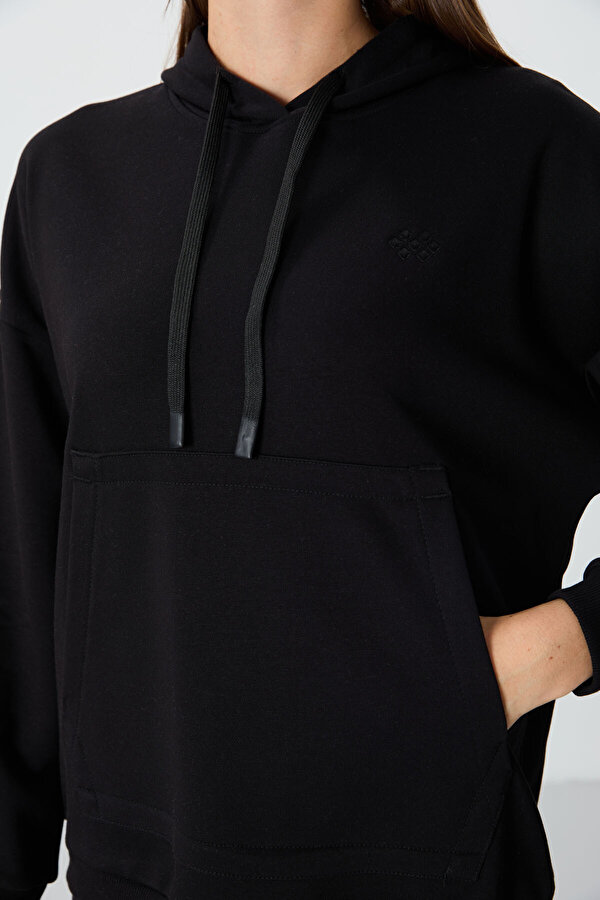 TOMMYLIFE Siyah Kompakt Pamuklu Kalın Pürüzsüz Dokulu Kapüşonlu Oversize Fit Kadın Sweatshirt - 97291