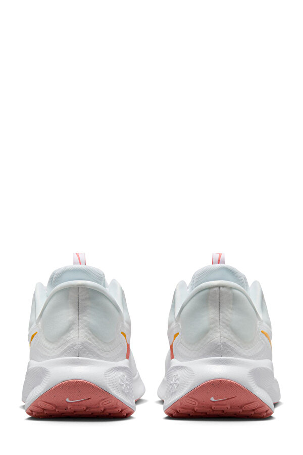 Nike Revolution 7 FlyEase Beyaz Kadın Koşu Ayakkabısı