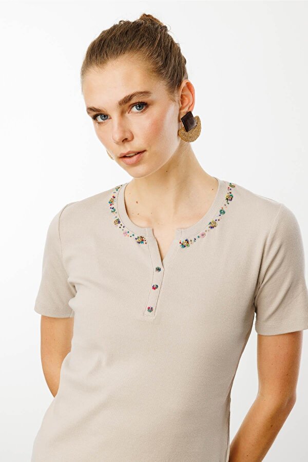Desen Triko Kadın Açma Yaka Boncuk İşlemeli T-Shirt 24754 Bej