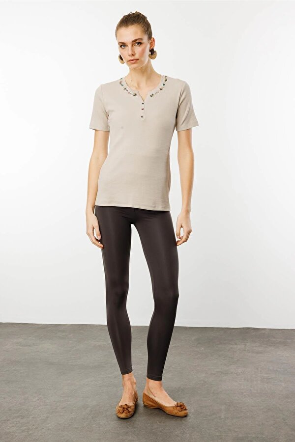 Desen Triko Kadın Açma Yaka Boncuk İşlemeli T-Shirt 24754 Bej