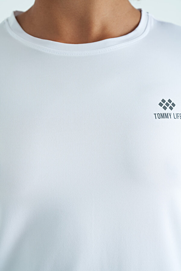 TOMMYLIFE Beyaz Sırt Yırtmaç Detaylı O Yaka Kısa Kollu Standart Kalıp Kadın T-Shirt - 97267