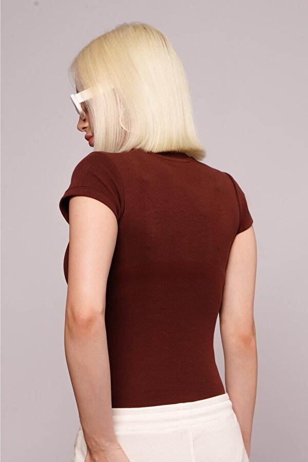 Madmext Kahverengi Bisiklet Yaka Basic Kadın T-shirt Mg2479