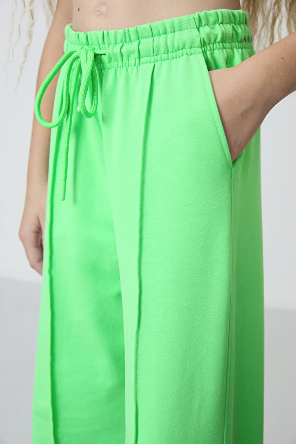 TOMMYLIFE Neon Yeşil Cepli Ön Dikiş Detaylı Geniş Paça Kız Çocuk Eşofman Altı -75144