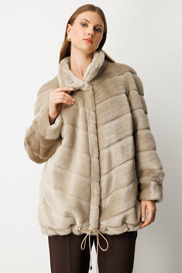 Ekol Kadın Büyük Beden Metal Aksesuarlı Peluş Kaban 6305 Vizon