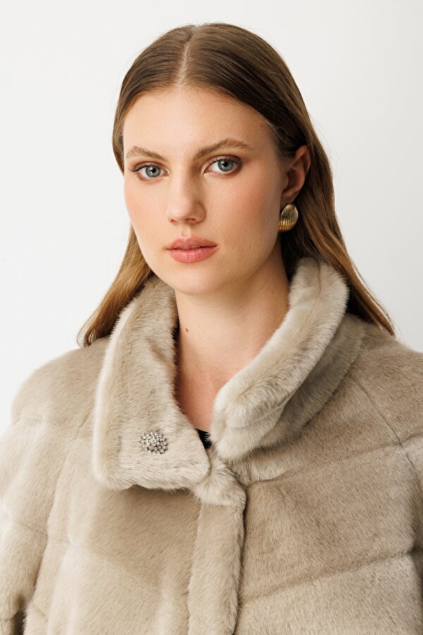 Ekol Kadın Büyük Beden Metal Aksesuarlı Peluş Kaban 6305 Vizon