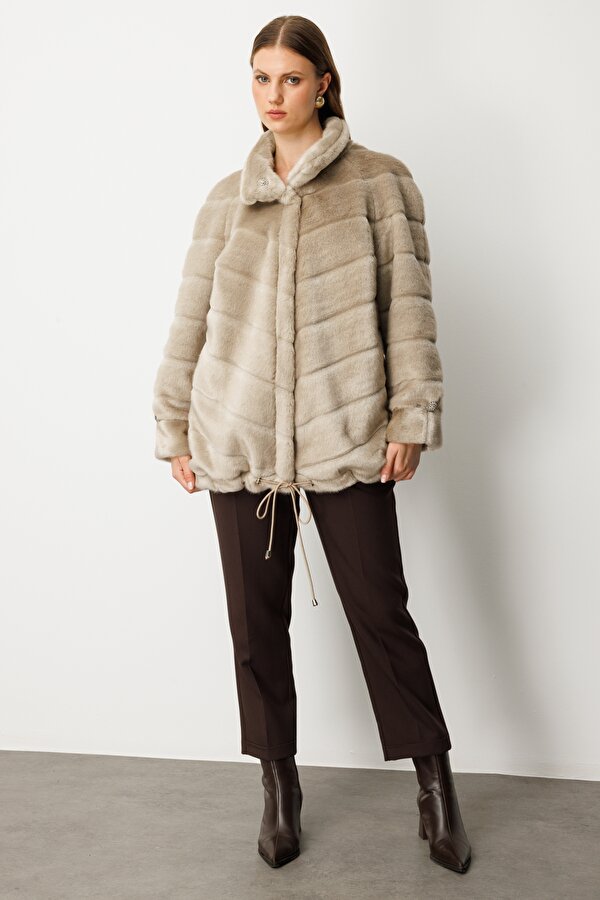 Ekol Kadın Büyük Beden Metal Aksesuarlı Peluş Kaban 6305 Vizon