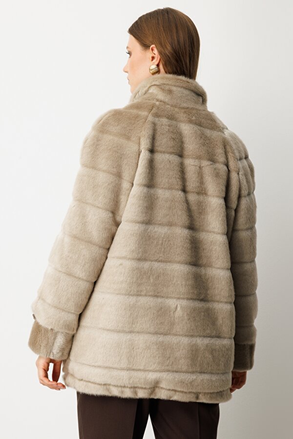 Ekol Kadın Büyük Beden Metal Aksesuarlı Peluş Kaban 6305 Vizon