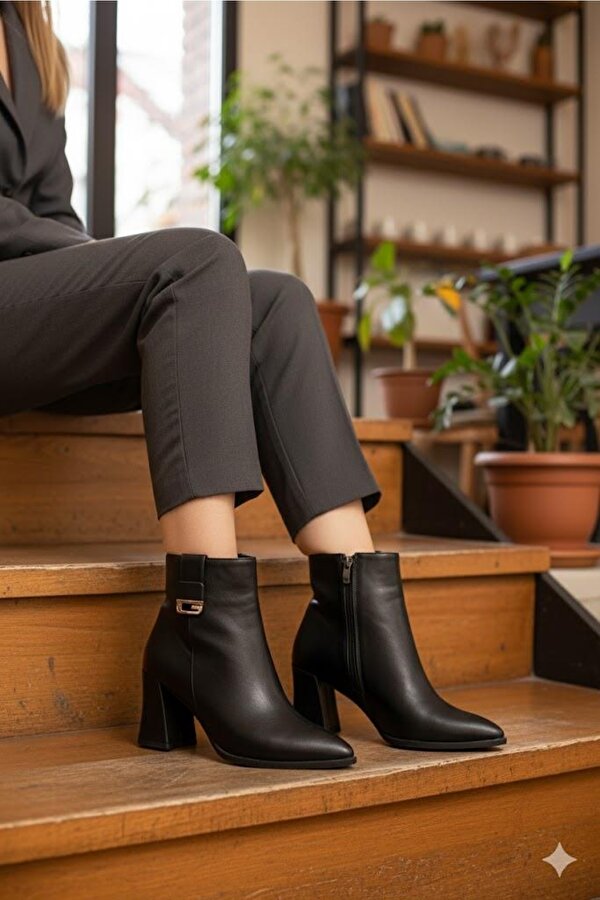 Fort 573205 Toka Detaylı Burnu Sivri 7 Cm KalınTopuk Fermuarlı Kadın Bot