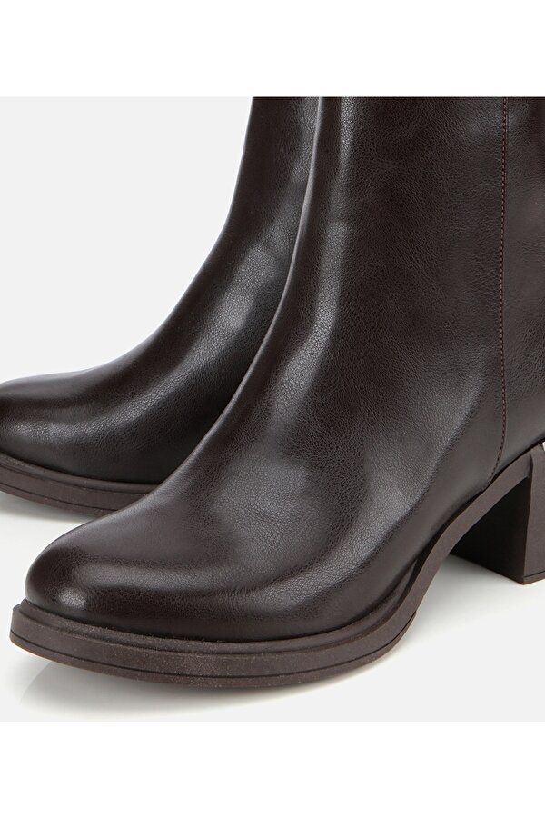 Hotiç Kadın Kahverengi Metal Detaylı Kalın Tabanlı Bilekte Düz Bot