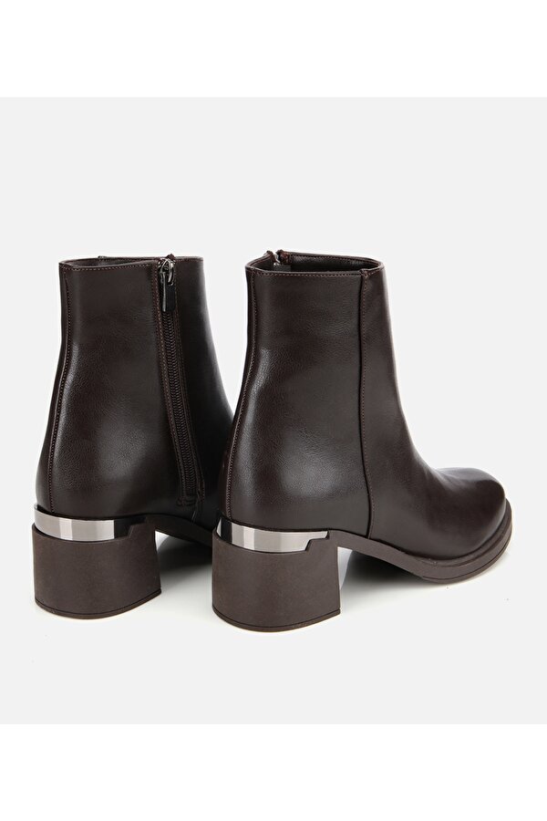 Hotiç Kadın Kahverengi Metal Detaylı Kalın Tabanlı Bilekte Düz Bot